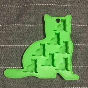Cat-shaped silicone ice cube tray! 🐱